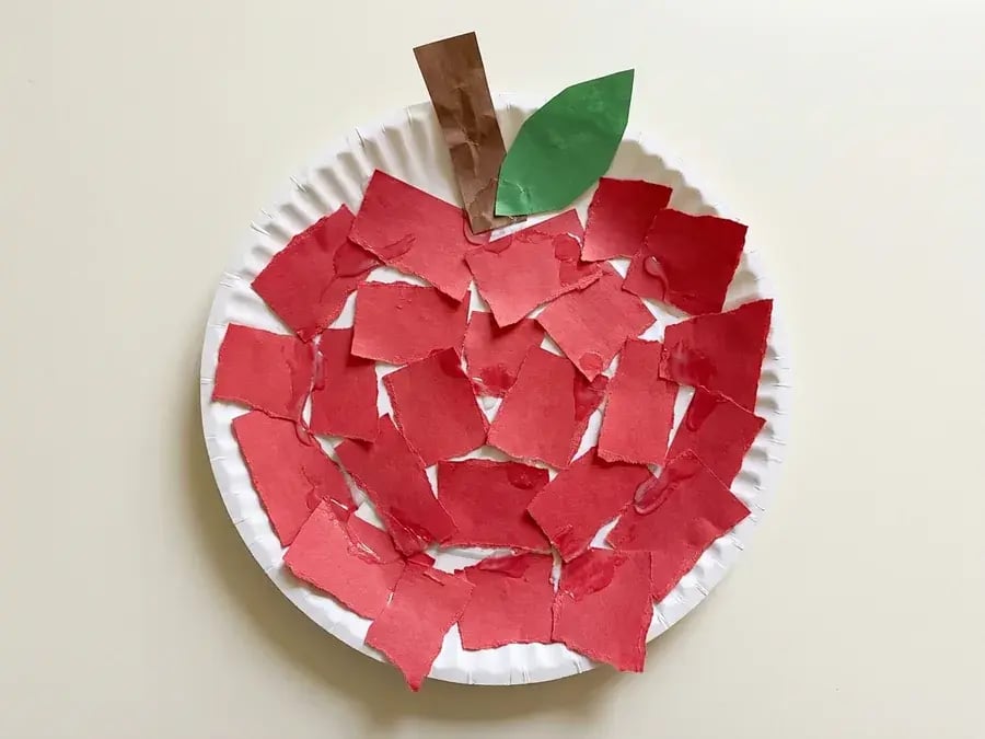 Paper plate apple, an easy paper plate craft for preschoolers ages 3 to 5