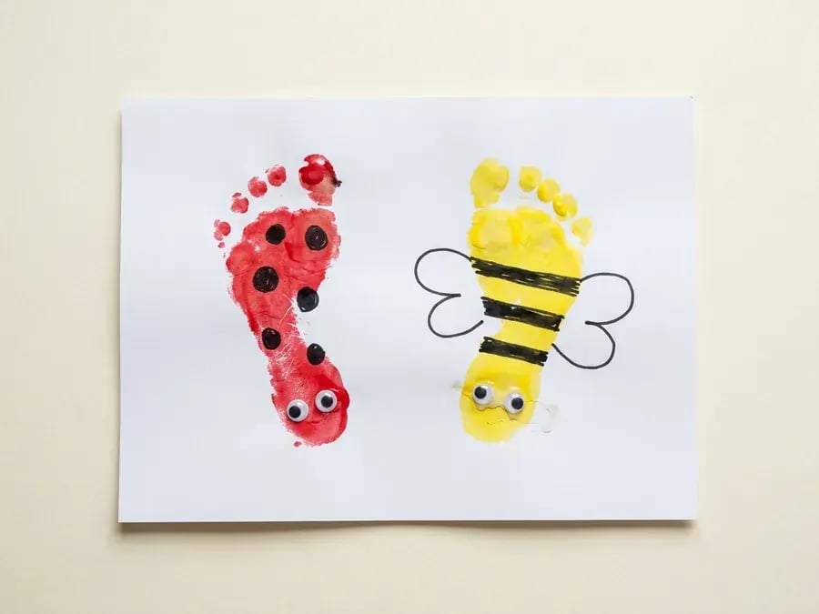 Footprint ladybug and bee, an easy ladybug craft for preschoolers ages 3 to 5