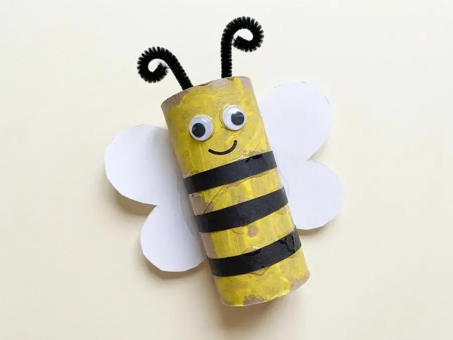 Toilet paper roll bee, an easy May craft for preschoolers ages 3 to 5