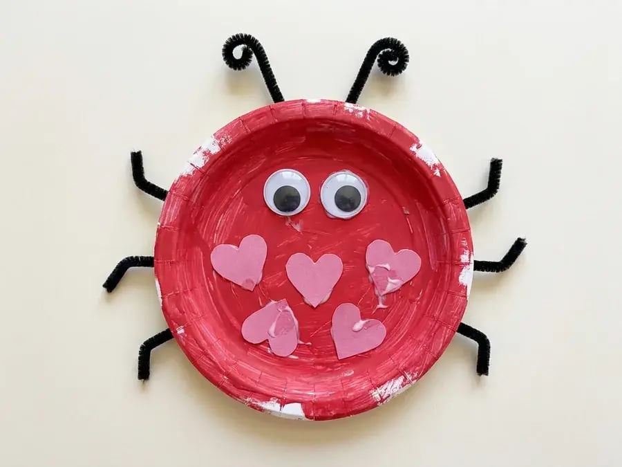 Paper plate love bug, an easy ladybug craft for preschoolers ages 3 to 5