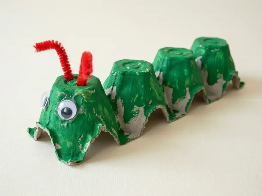 Egg carton caterpillar, an easy May craft for preschoolers ages 3 to 5