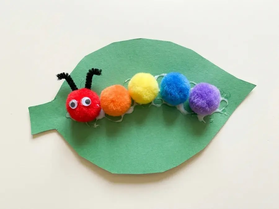 Pom pom caterpillar, an easy bug and insect craft for preschoolers ages 3 to 5