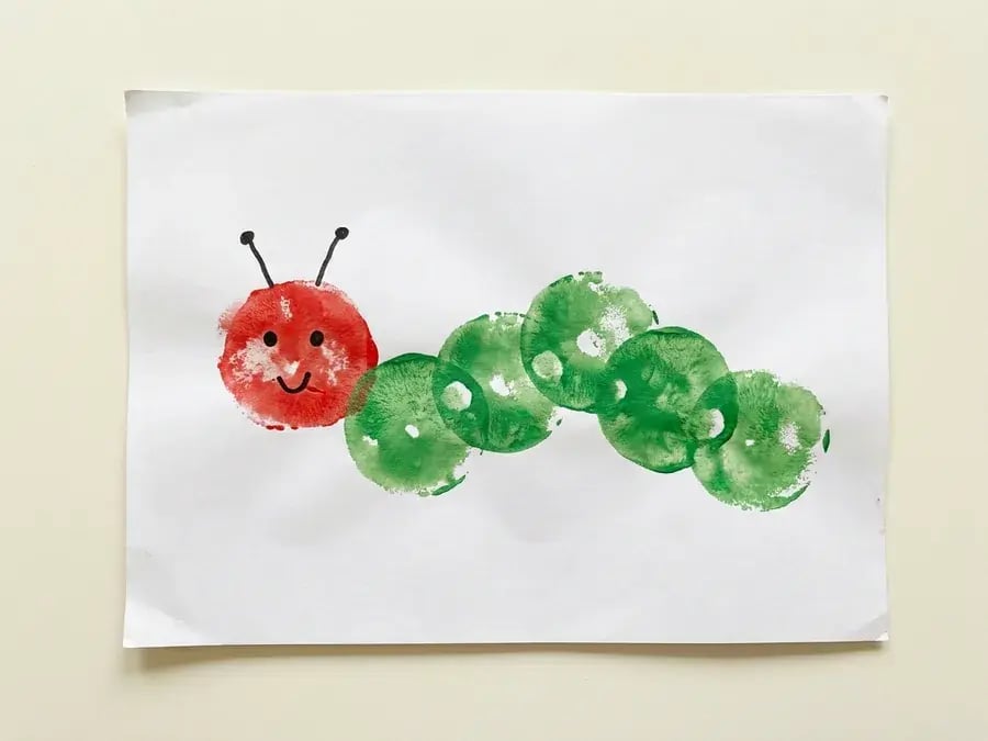 Stamped circle caterpillar, an easy May craft for preschoolers ages 3 to 5