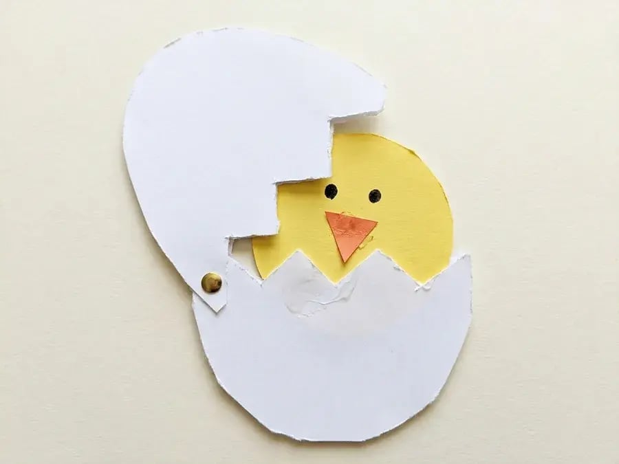 Hatching chick, an easy farm craft for preschoolers ages 3 to 5