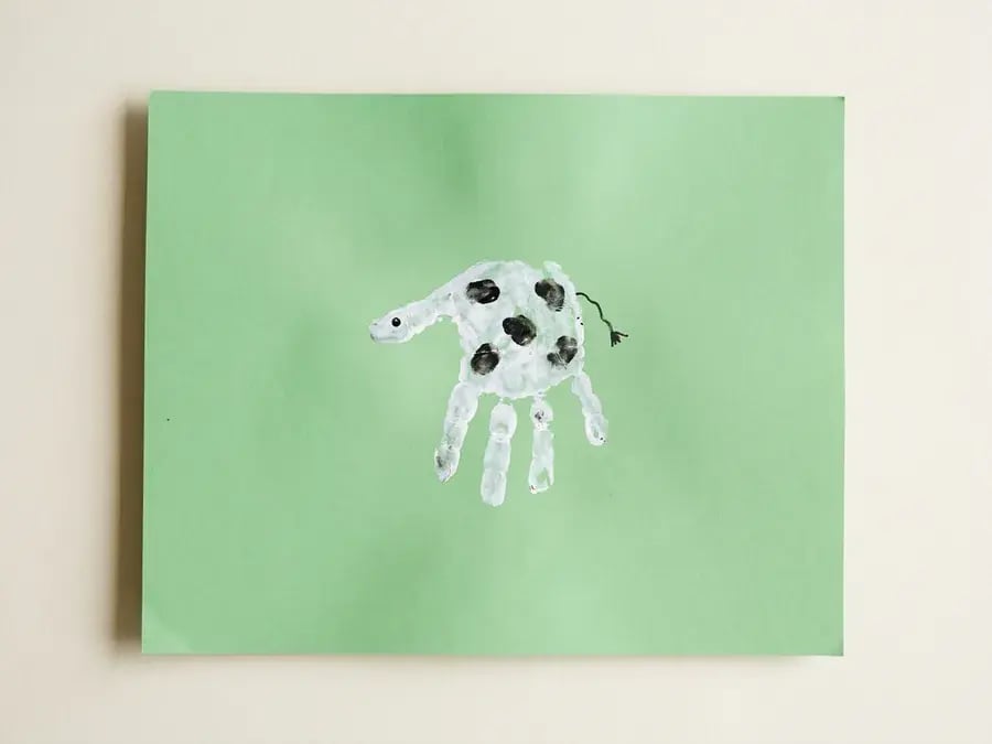 Handprint cow, an easy farm craft for preschoolers ages 3 to 5