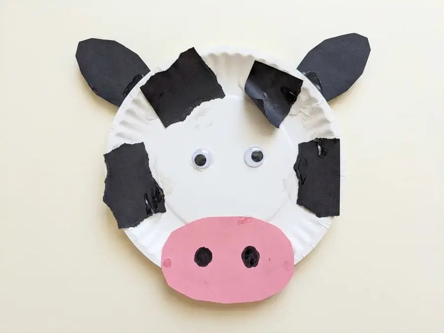 Paper plate cow, an easy farm craft for preschoolers ages 3 to 5