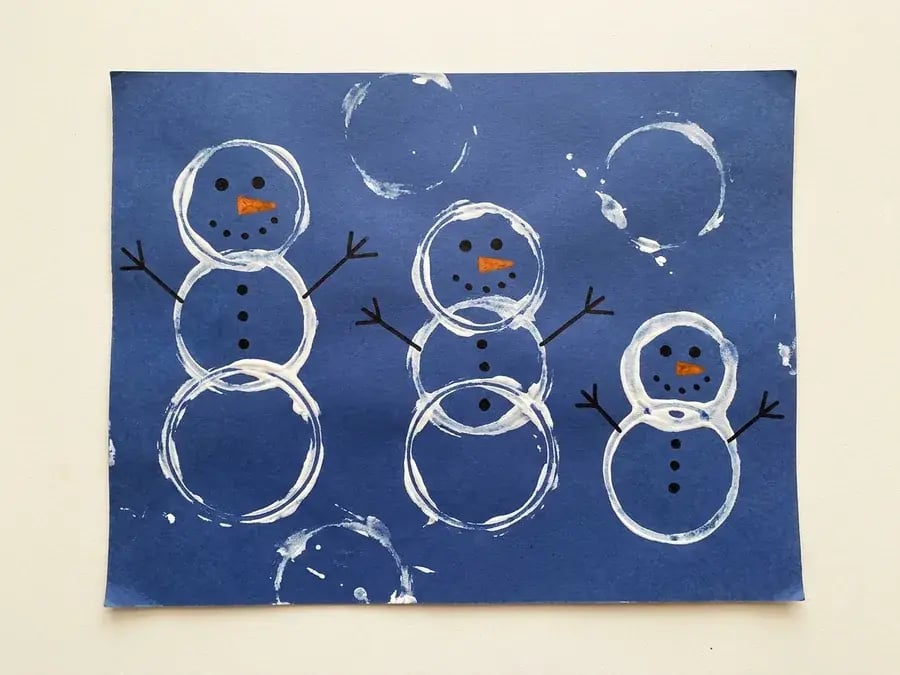 Toilet roll stamped snowman family, an easy January craft for preschoolers ages 3 to 5