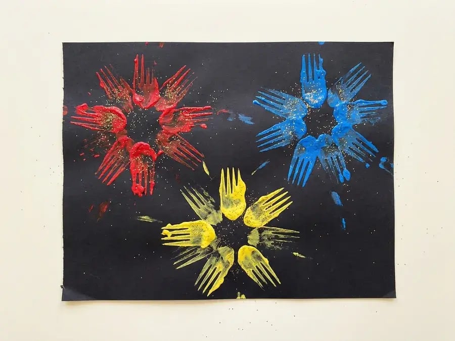 Fork painted fireworks, an easy January craft for preschoolers ages 3 to 5