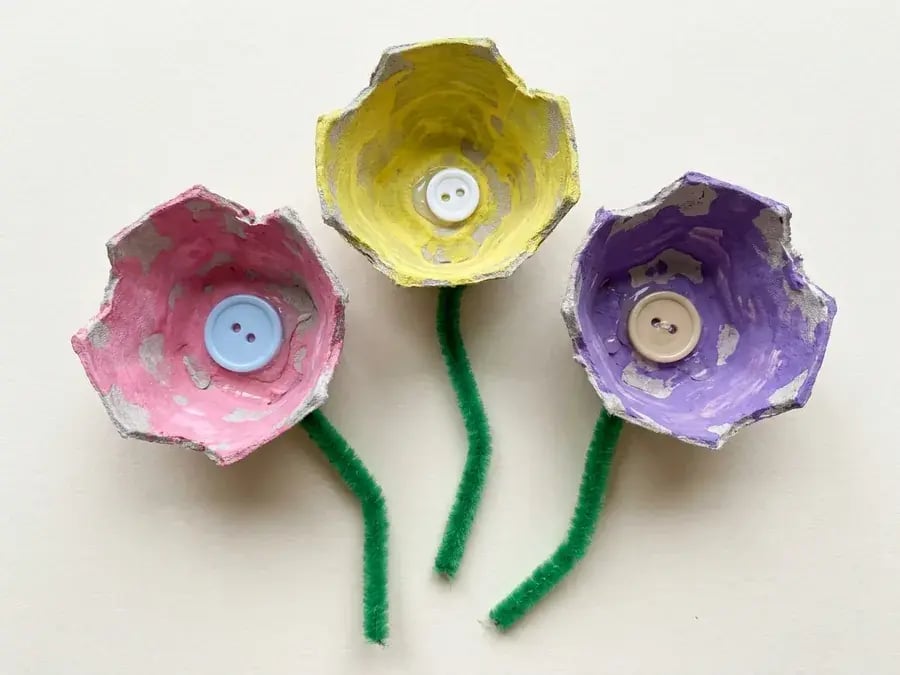 Egg carton flowers, an easy May craft for preschoolers ages 3 to 5