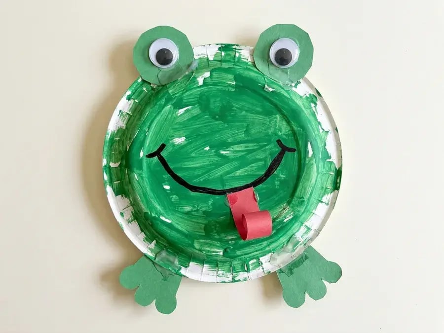 Paper plate frog, an easy paper plate craft for preschoolers ages 3 to 5