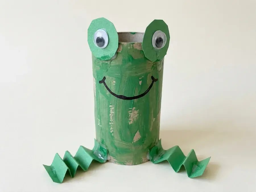 Toilet paper roll frog, an easy frog craft for preschoolers ages 3 to 5