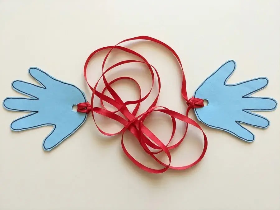 Mail a hug, an easy September craft for preschoolers ages 3 to 5