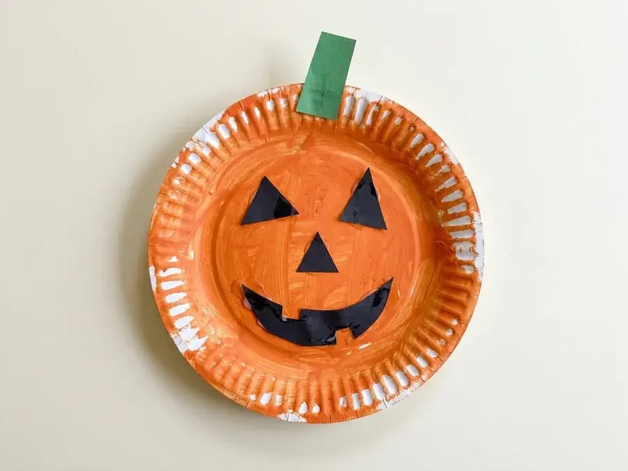 Paper plate jack-o-lantern, an easy paper plate craft for preschoolers ages 3 to 5