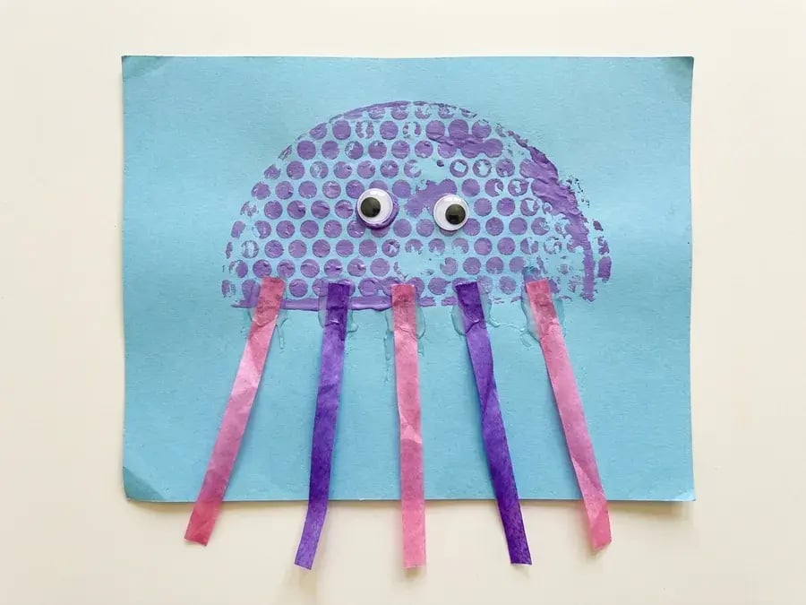 Bubble wrap jellyfish, an easy jellyfish craft for preschoolers ages 3 to 5