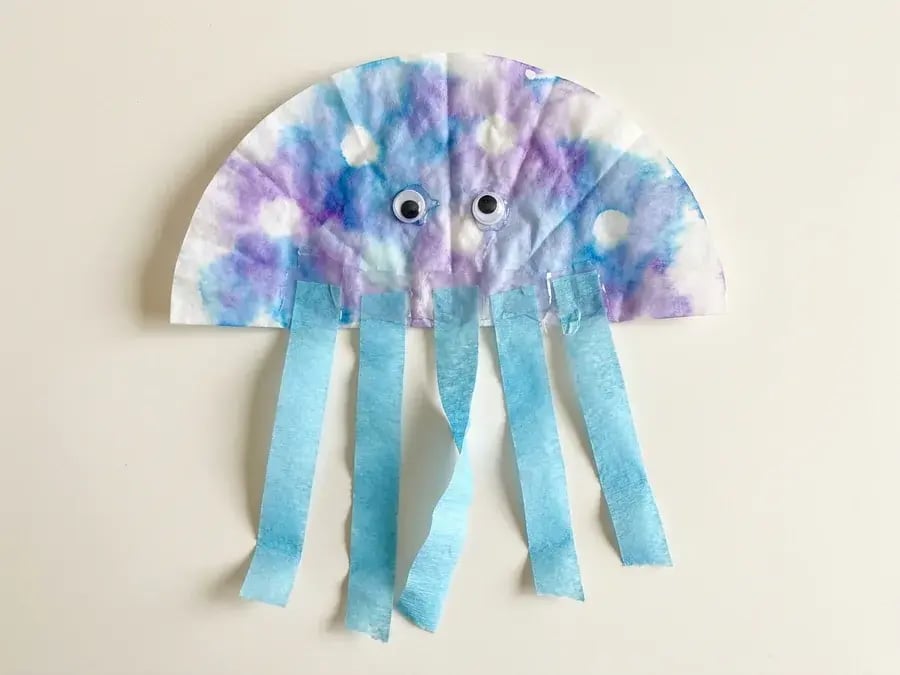 Coffee filter jellyfish, an easy jellyfish craft for preschoolers ages 3 to 5