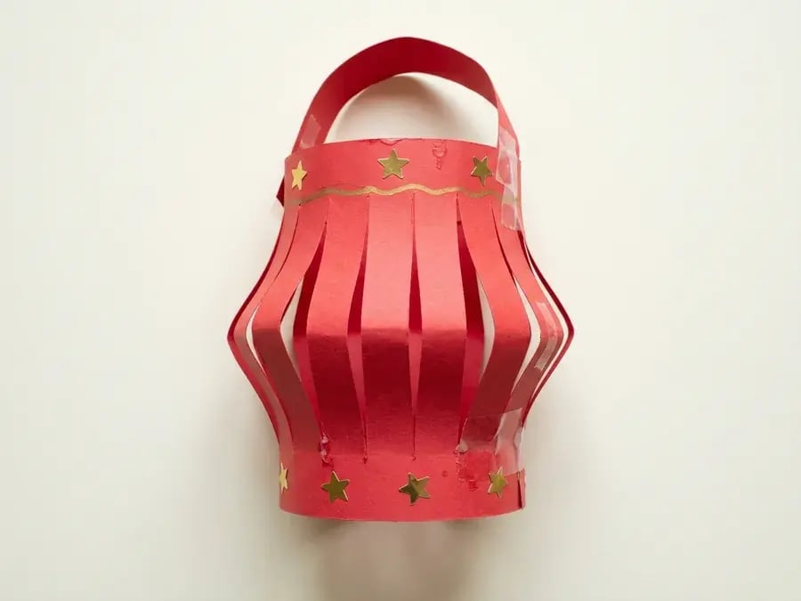 Paper lantern, an easy January craft for preschoolers ages 3 to 5
