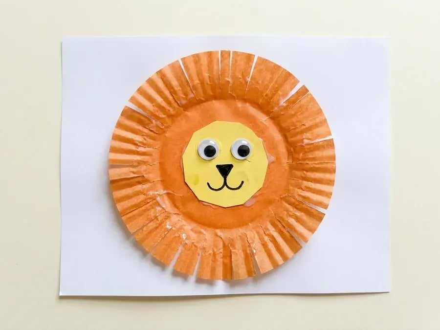 Cupcake liner lion, an easy zoo craft for preschoolers ages 3 to 5