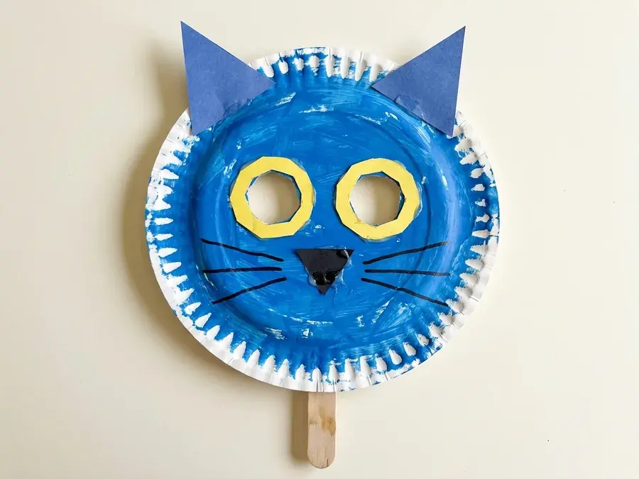 Pete the Cat mask, an easy Pete the Cat craft for preschoolers ages 3 to 5