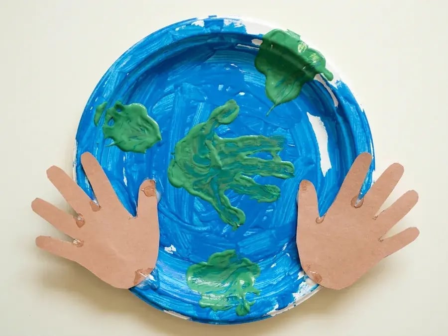 Handprint Earth paper plate, an easy paper plate craft for preschoolers ages 3 to 5