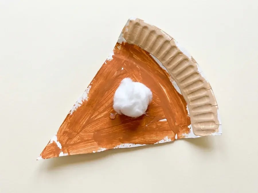 Pumpkin pie paper plate, an easy pumpkin craft for preschoolers ages 3 to 5