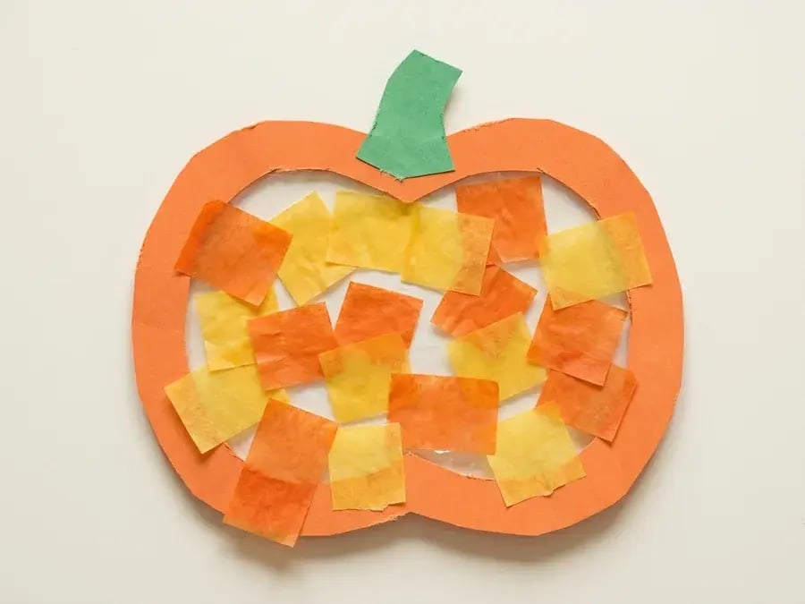 Pumpkin suncatcher, an easy pumpkin craft for preschoolers ages 3 to 5