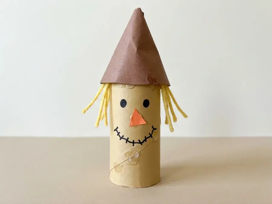 Toilet paper roll scarecrow, an easy scarecrow craft for preschoolers ages 3 to 5