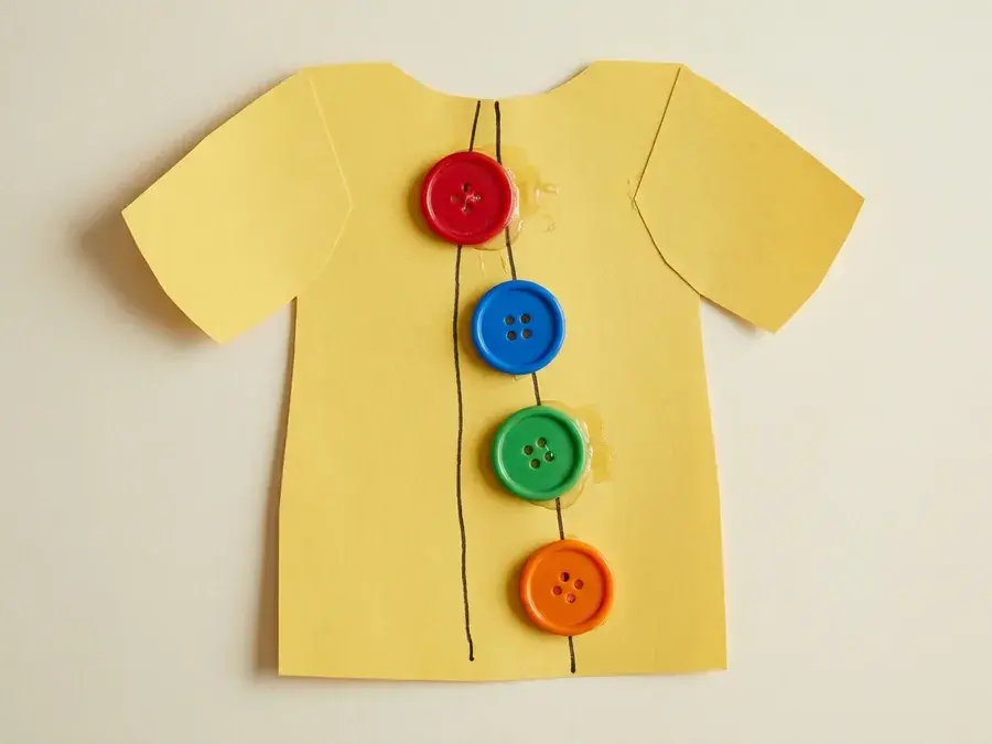 Groovy buttons shirt, an easy Pete the Cat craft for preschoolers ages 3 to 5