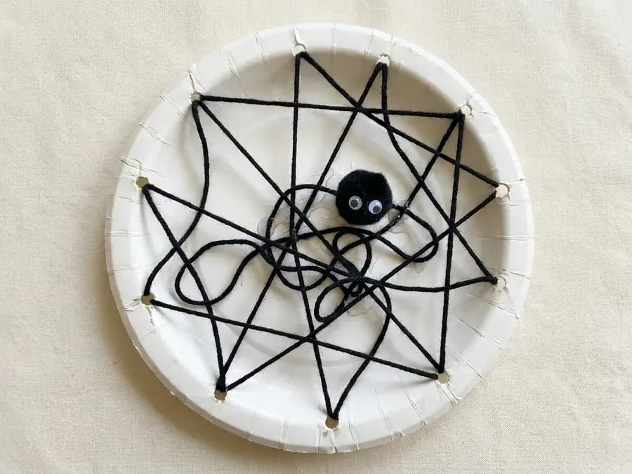 Paper plate spider web, an easy bug and insect craft for preschoolers ages 3 to 5
