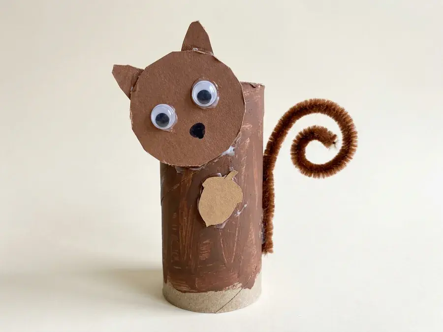 Toilet paper roll squirrel, an easy acorn and squirrel craft for preschoolers ages 3 to 5