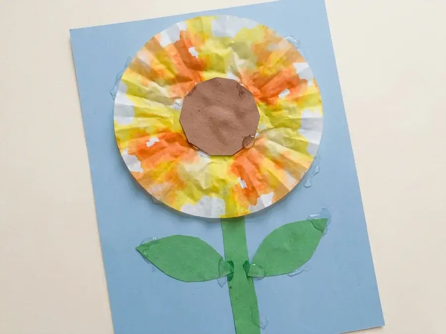 Coffee filter sunflower, an easy September craft for preschoolers ages 3 to 5