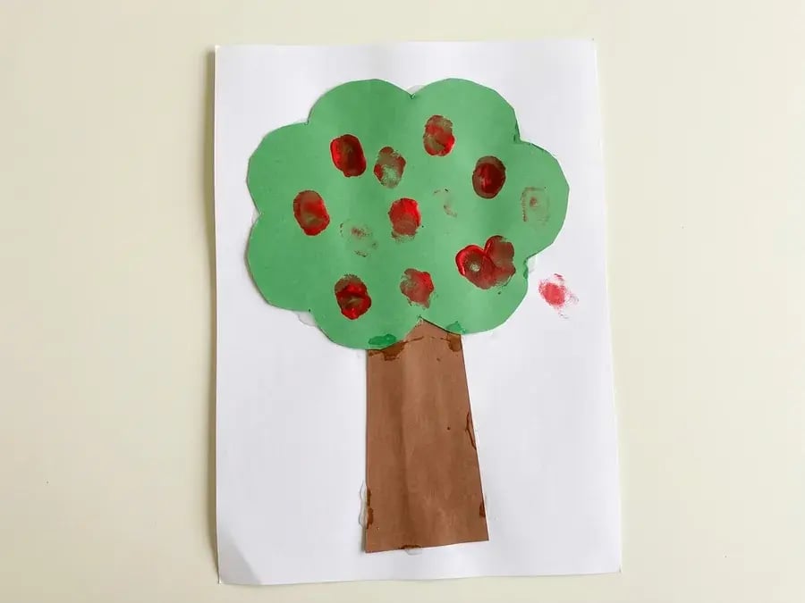 Fingerprint apple tree, an easy September craft for preschoolers ages 3 to 5