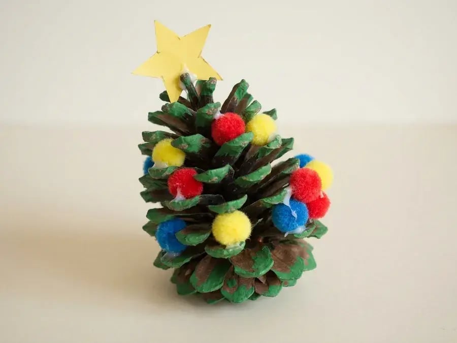 Pinecone Christmas tree, an easy christmas tree craft for preschoolers ages 3 to 5