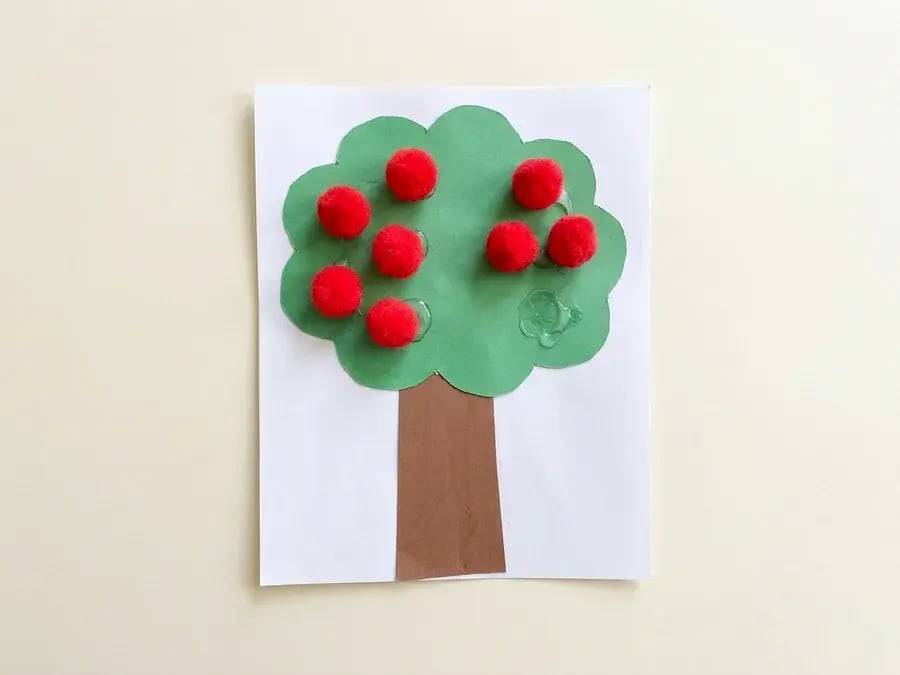 Pom pom apple tree, an easy September craft for preschoolers ages 3 to 5