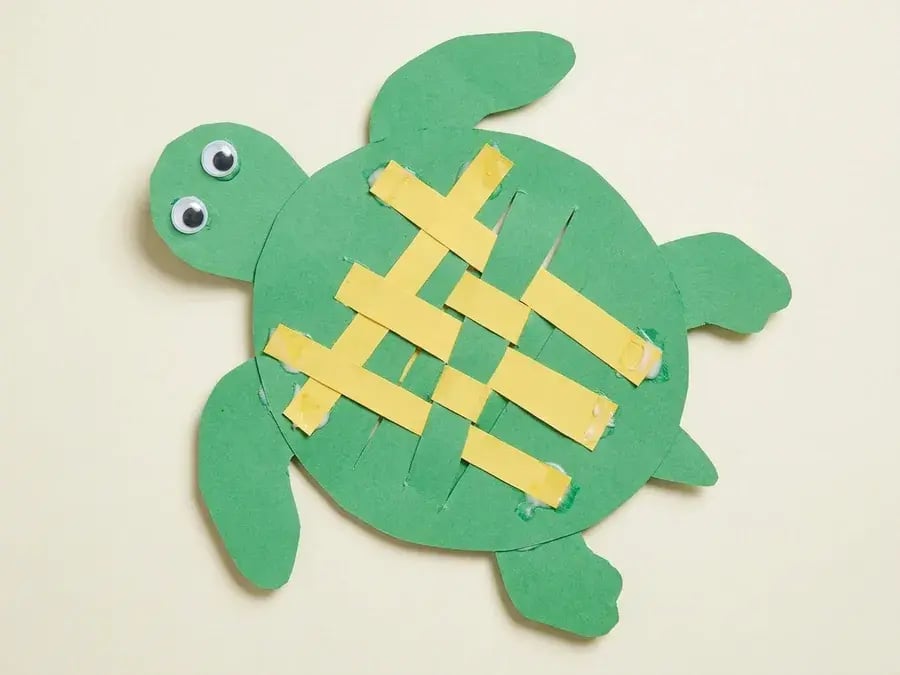 Paper weaving sea turtle, an easy turtle craft for preschoolers ages 3 to 5