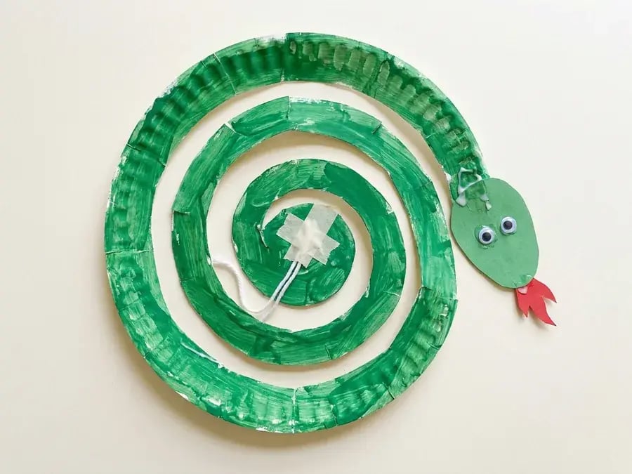 Paper plate dragon twirler, an easy January craft for preschoolers ages 3 to 5
