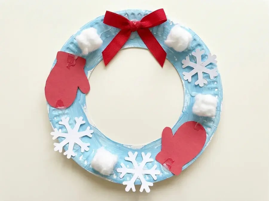 Paper plate winter wreath, an easy January craft for preschoolers ages 3 to 5