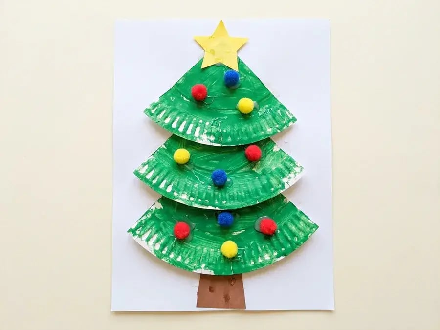 Paper plate Christmas tree, an easy paper plate craft for preschoolers ages 3 to 5