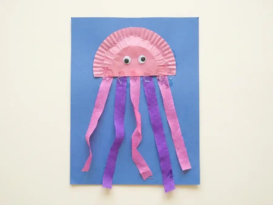 Cupcake liner jellyfish, an easy jellyfish craft for preschoolers ages 3 to 5